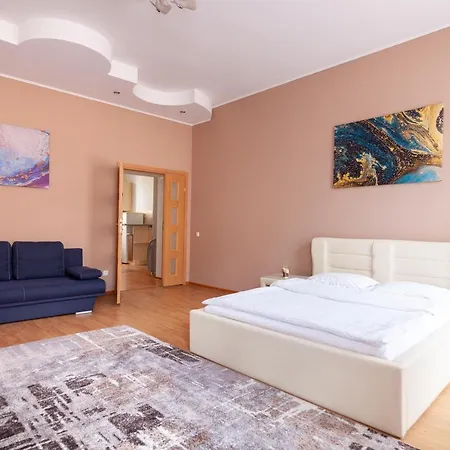 Leogrand Svobody 33 Lviv