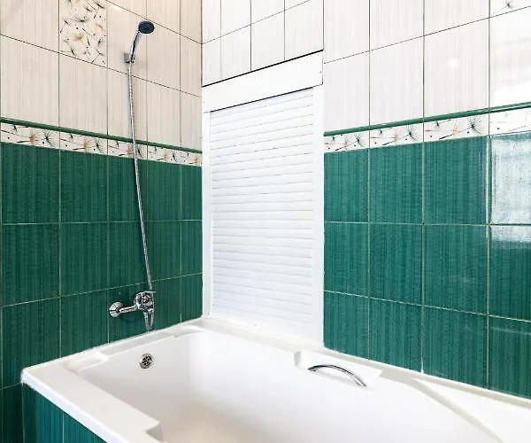 Leogrand Svobody 33 Lviv