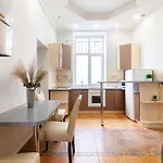 Leogrand Svobody 33